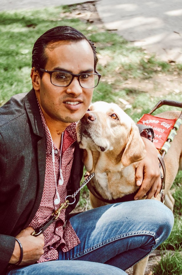 Gerardo Bermúdez y Lancelot, su perro guía (Facebook).