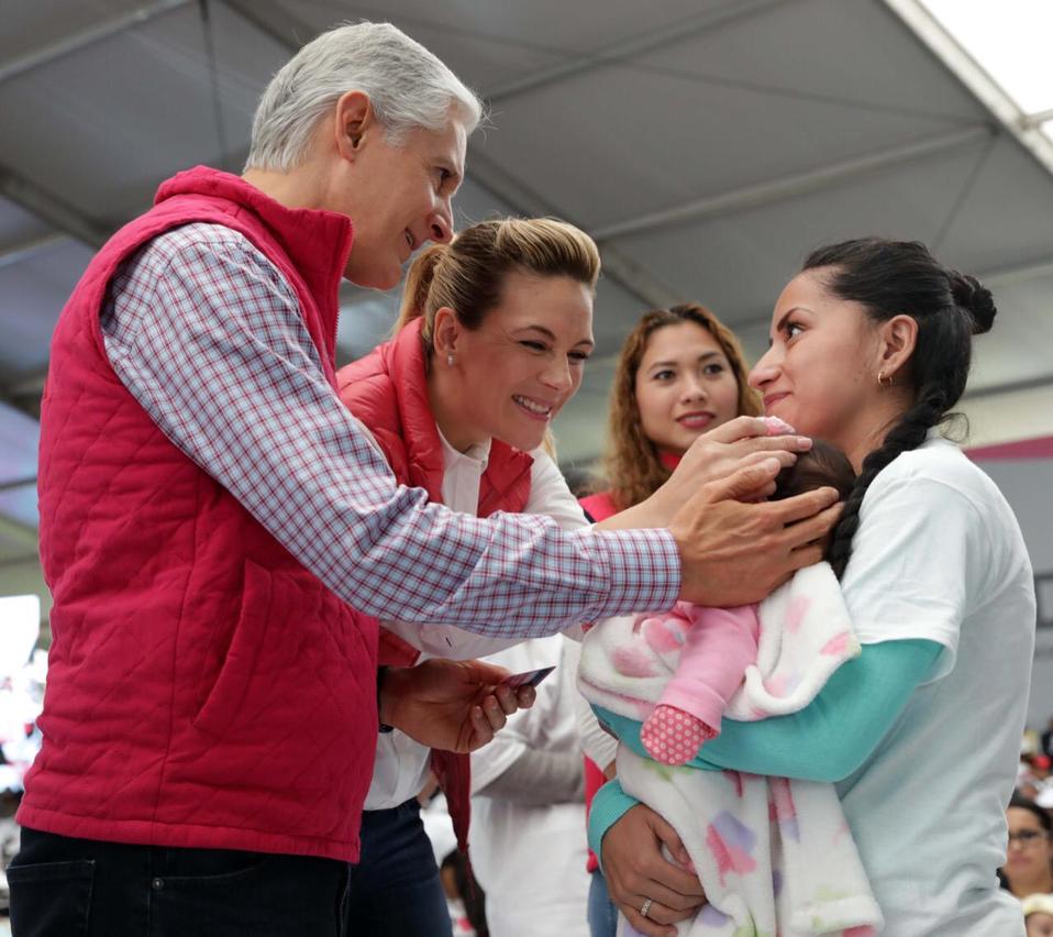 El mandatario estuvo acompañado de su esposa, Fernanda Castillo de Del Mazo. (Especial)