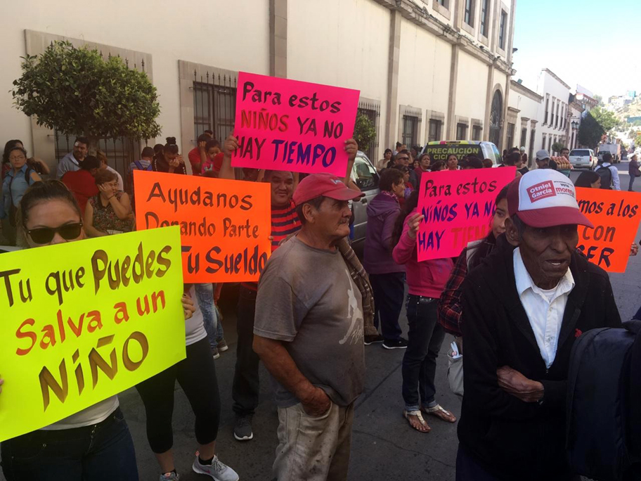 Los manifestantes cerraron la calle 5 de febrero de Durango. (Gilberto Lastra)