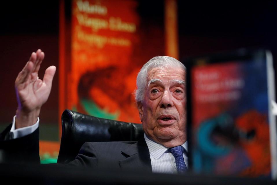 Mario Vargas Llosa durante la presentación de su nueva novela, 'Tiempos recios' (EFE).