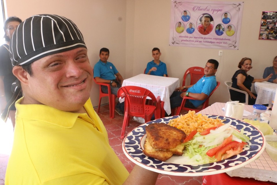 El restaurante es atendido por personas con alguna discapacidad. (José Luis Tapia)