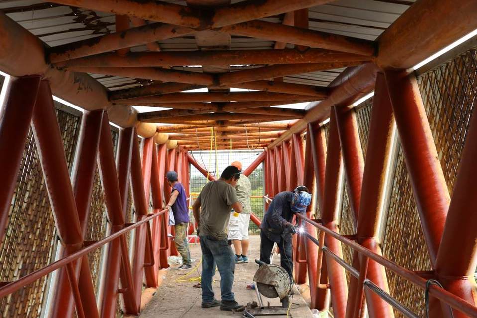 Trabajos en puente peatonal. (Yazmín Sánchez)