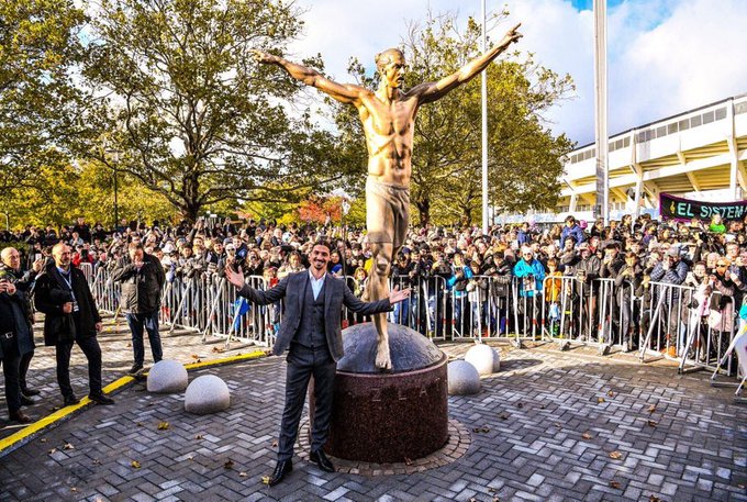 Zlatan Ibrahimovic y su estatua (Twitter: @LAGalaxy_Es)