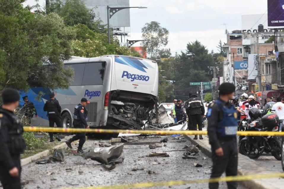 Choque de la revolvedora contra un autobús de pasajeros en la autopista México Toluca. (Cuartoscuro)