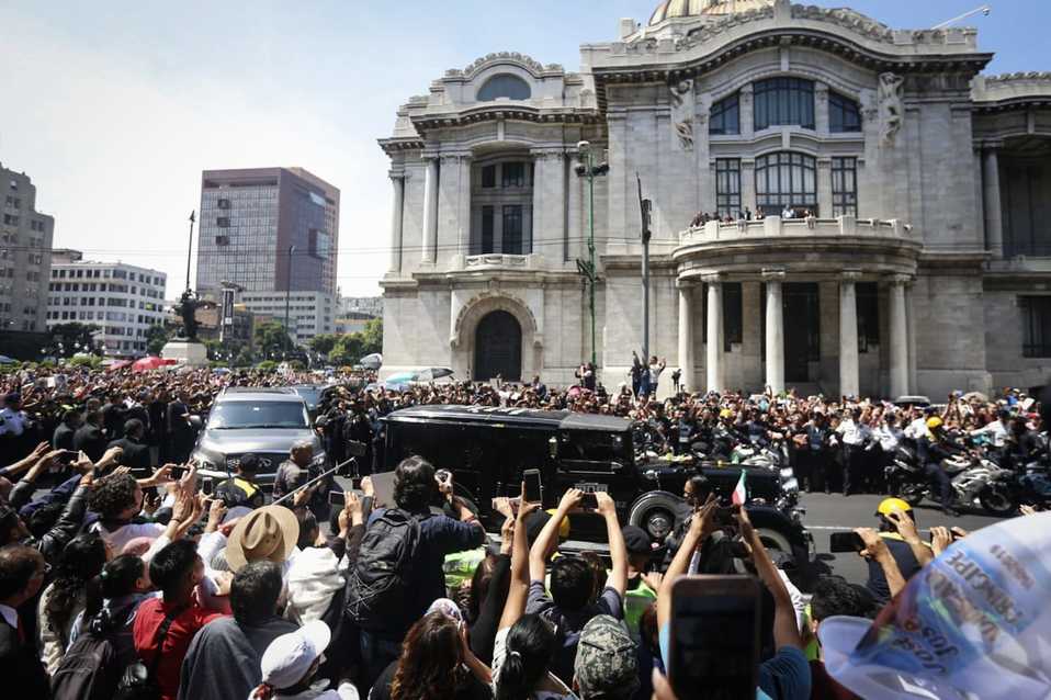 Cientos de fans de José José se quedaron con las ganas de ingresar a Bellas Artes (Araceli López).