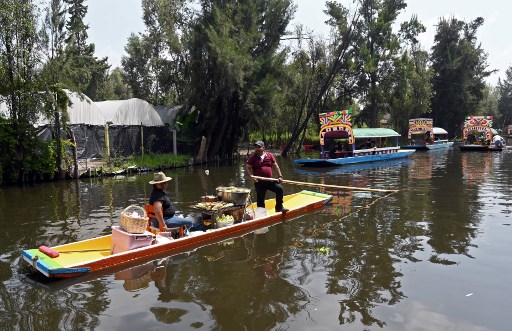 Comerciantes en trajineras de Xochimilco. (AFP)