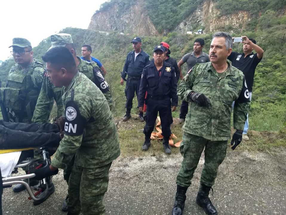 Elementos de la Guardia Nacional y de la Policía Estatal rescataron a los heridos. (Óscar Rodríguez)