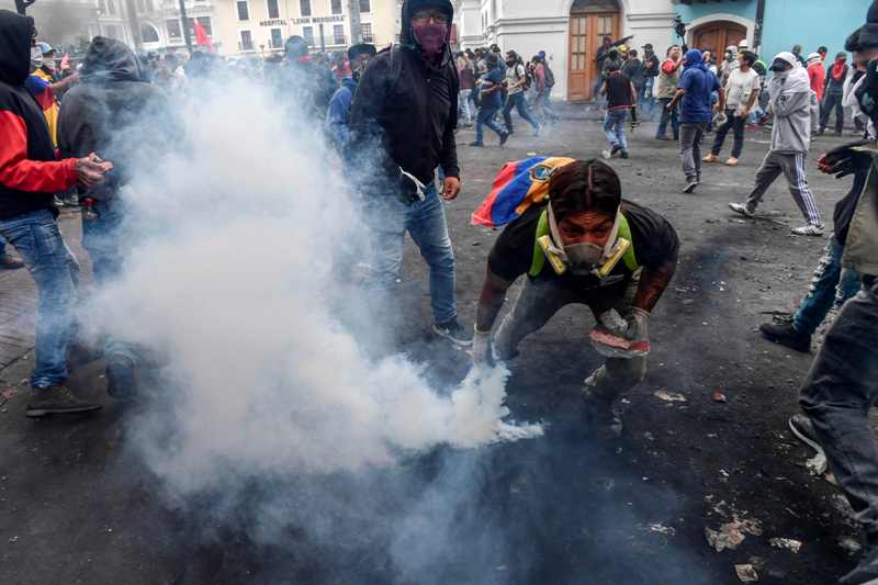 Los enfrentamientos entre policías y manifestantes se inició durante los primeros minutos de la marcha. (AFP)