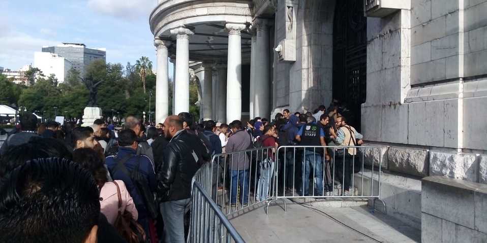 Fanáticos esperan la llegada de los restos de José José en Bellas Artes. /Juan Carlos Bautista