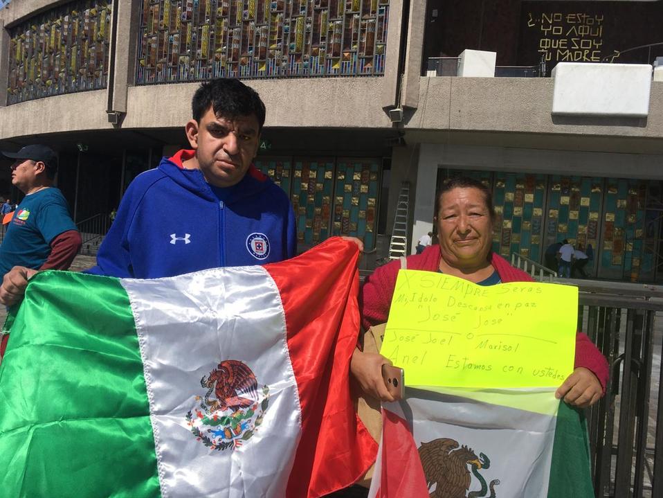 Fans de José José en la Basílica de Guadalupe. (Cristóbal Sandoval)