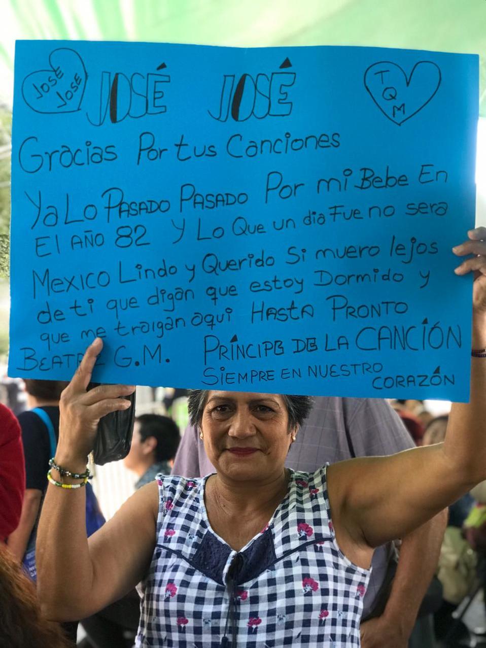 Los fans de José José ya llegaron a Clavería para despedirse del cantante. (Ivett Salgado)
