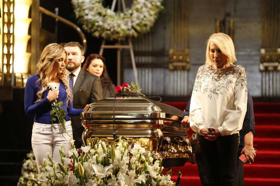 Laura Bozzo en el homenaje a José José en Bellas Artes (Héctor Téllez).