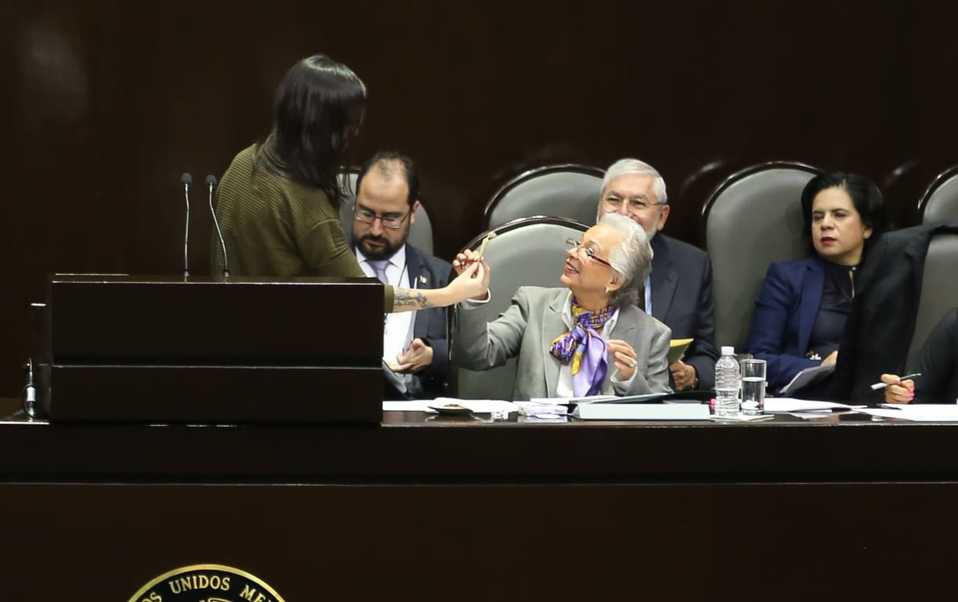 Lucía Riojas entrega cigarro de mariguana a titular de Segob. (Javier Ríos)