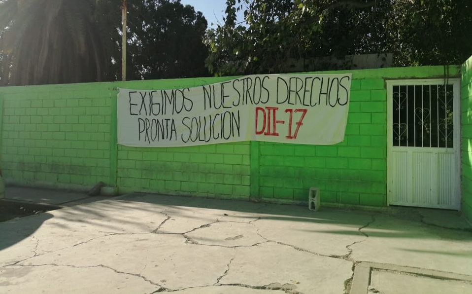 Maestros de instituciones de nivel medio superior en Gómez Palacio se encuentran en paro laboral y piden soluciones. (Cristal Rivera)