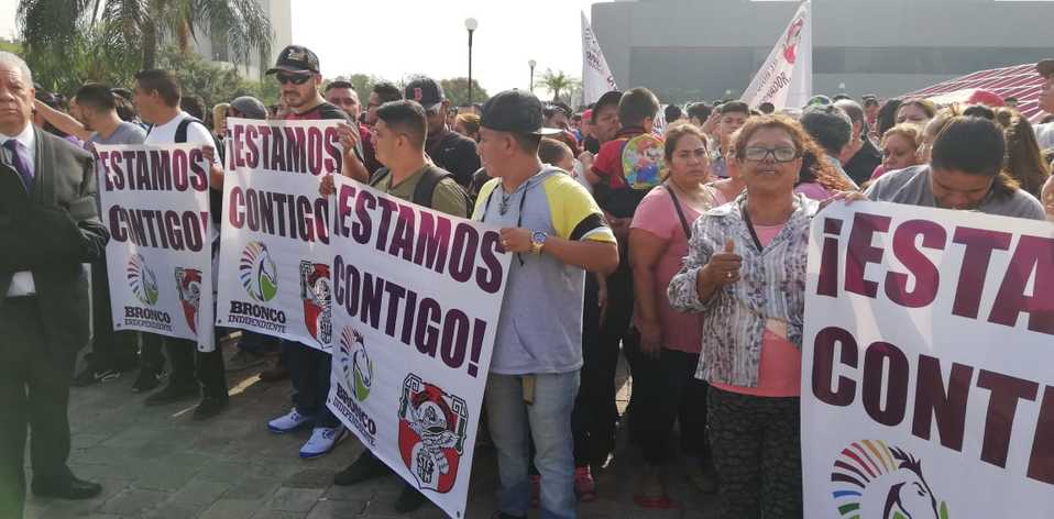 Mantas con la leyenda “Estamos contigo”, como muestra de apoyo al mandatario. (Foto: Raúl Palacios)