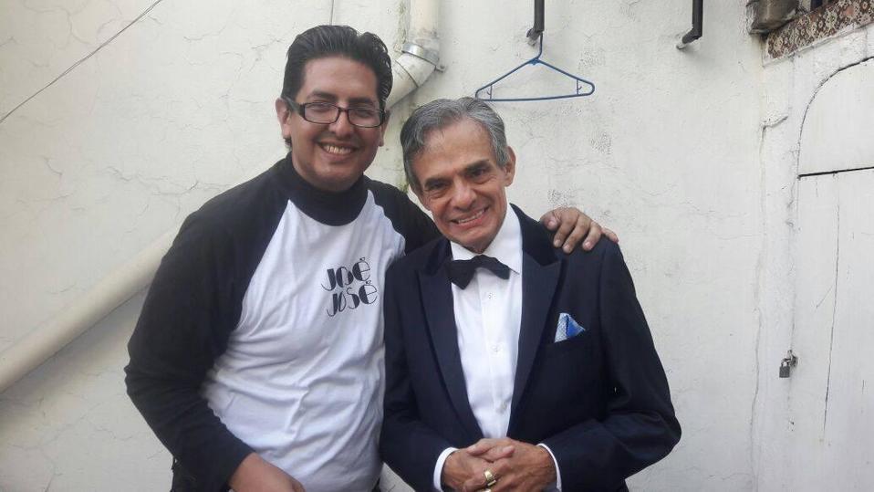 Manuel Sandoval junto a José José. /César V. García