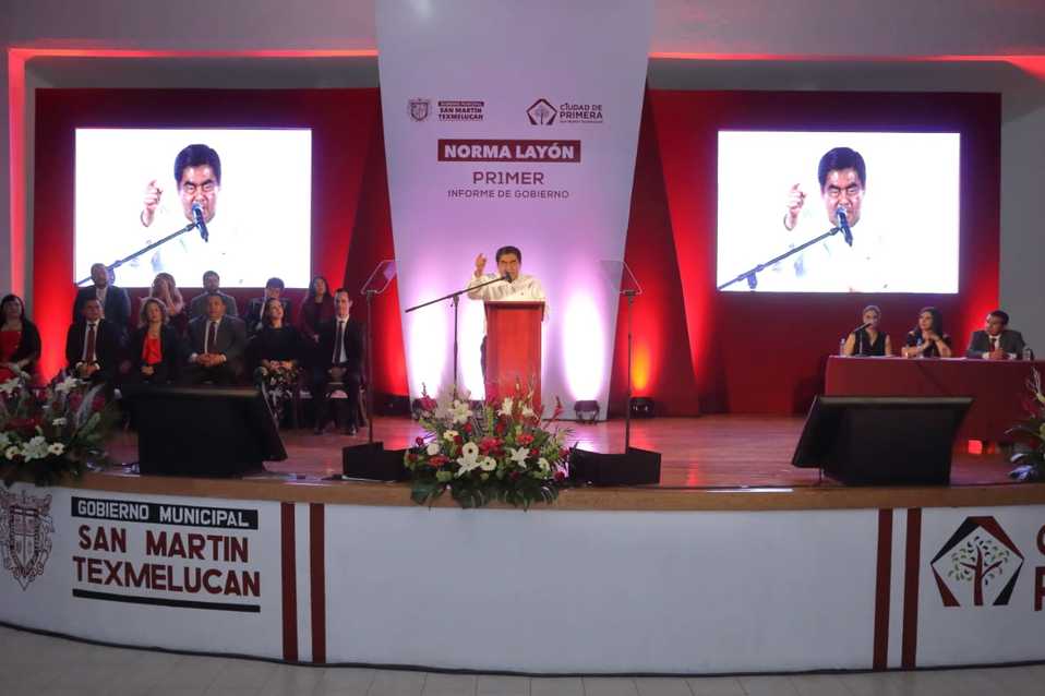 Miguel Barbosa acudió al primer informe de Norma Layón (Especial)