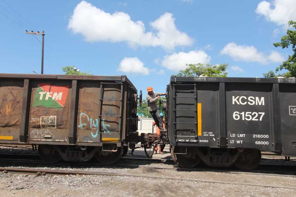 Pasan enciman de trenes en movimiento en Ciudad Madero (Foto/Yazmín Sánchez)