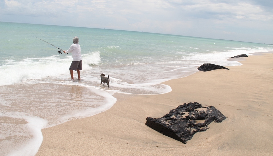 Rocas de residuos de petroleo han aparecido en playa Miramar. (Yazmín Sánchez)