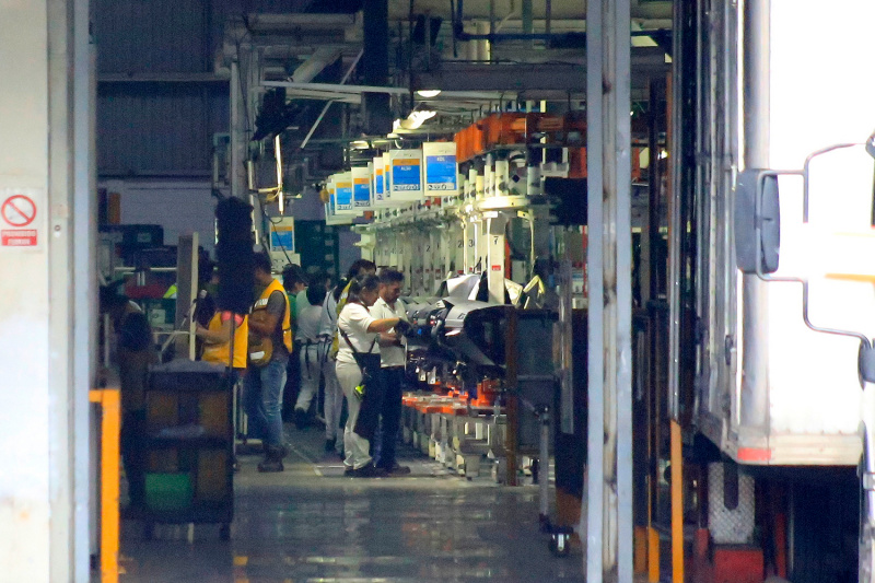 Trabajadores de la industria automotriz (Andrés Lobato)