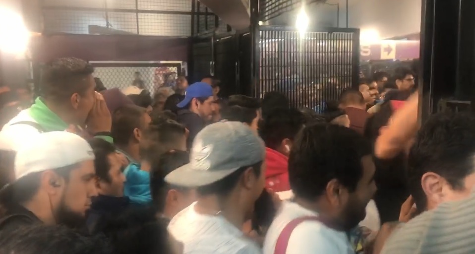 Usuarios del Metro intentaban transbordar a la Línea A en medio de empujones.  (Abraham Reza)