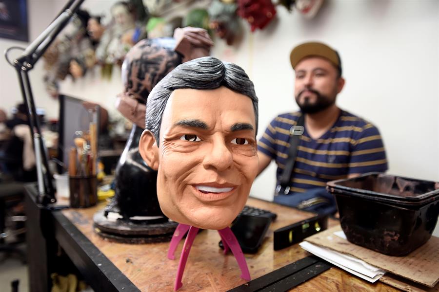 Artesanos fabrican miles de máscaras de José José (EFE).