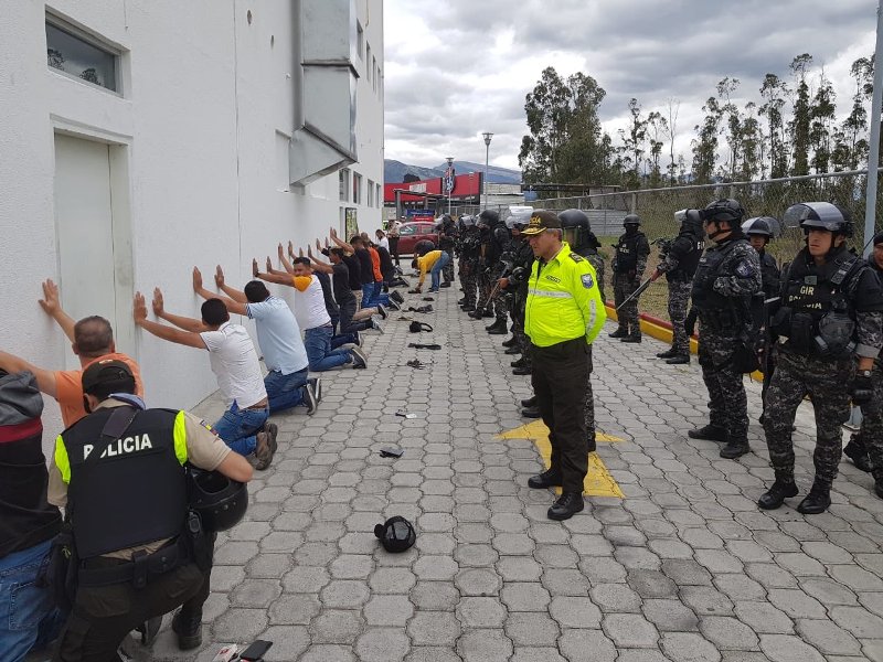 La ministra subió dos imágenes a la red social en la que se ve a varios hombres detenidos de rodillas mirando a una pared con policías detrás.