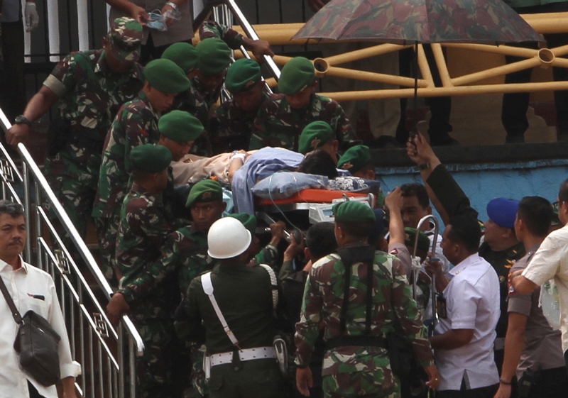 Wiranto, de 72 años, que solo utiliza un nombre, fue evacuado por aire a la capital, Yakarta./ AP