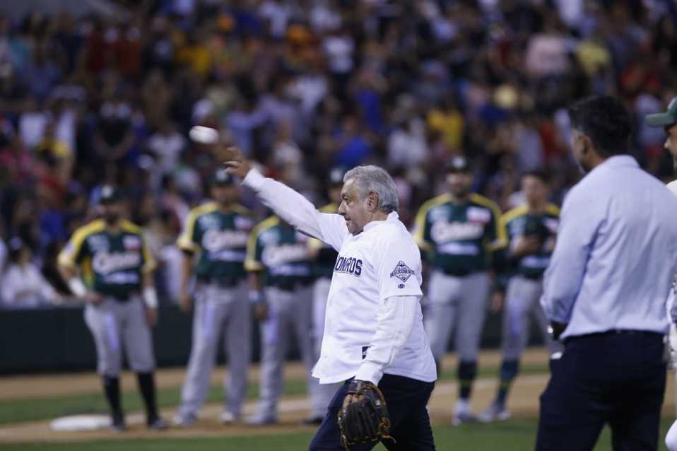 AMLO lanza primera bola en reinauguración de estadio en Sinaloa/Héctor Téllez.