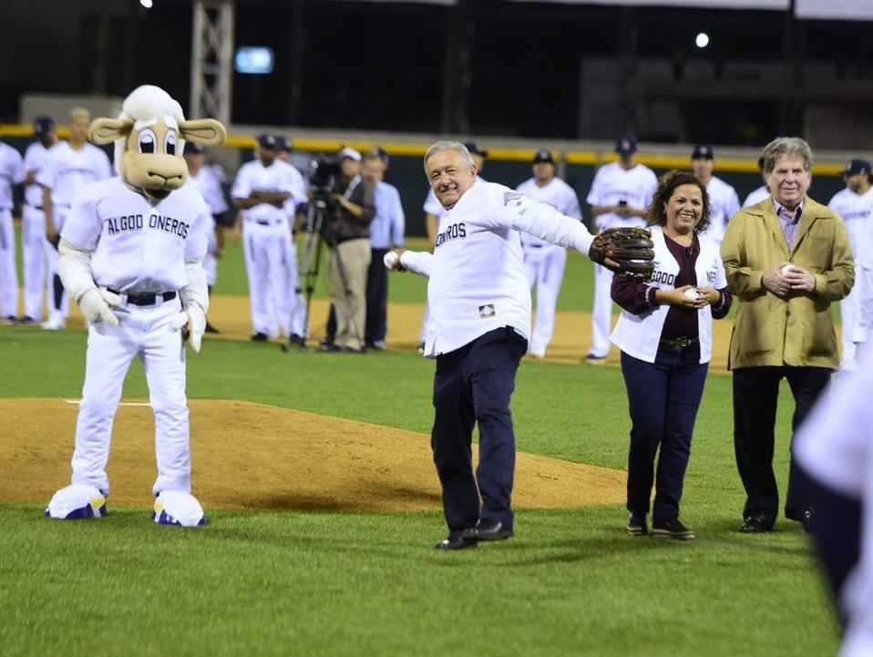 AMLO realizó el lanzamiento de la primera bola en el estadio de Algodoneros de Guasave. (Presidencia)