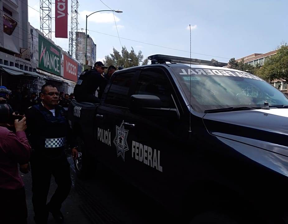 Comerciantes agredieron a policías federales en la avenida San Cosme. | Jorge Becerril