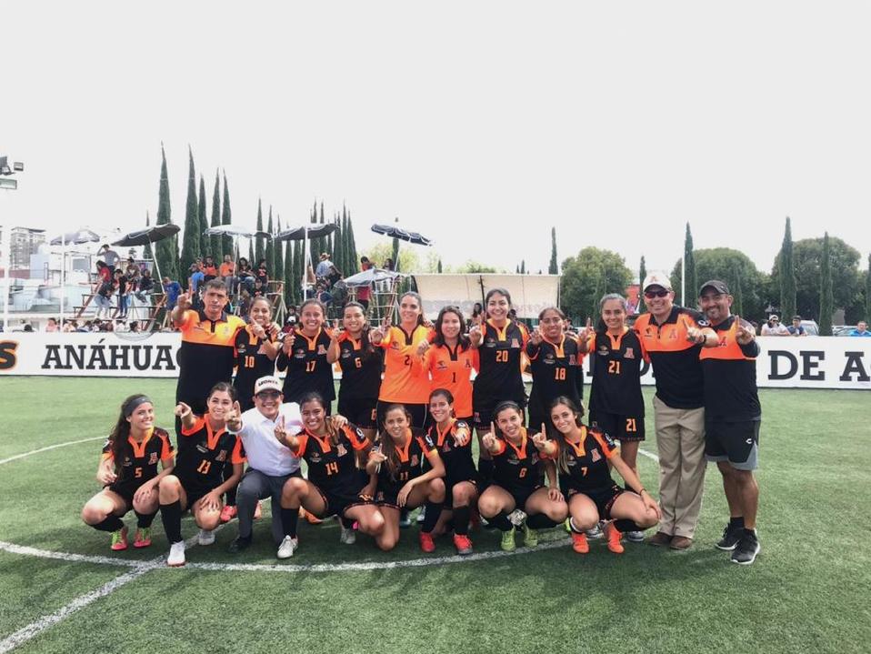 Las felinas hicieron válidos los pronósticos al vencer a las emplumadas por 3 goles a 2 (Especial)