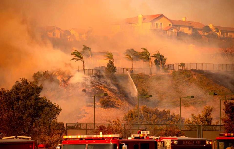 Los incendios han provocado el desalojo de más de 100 mil personas en la zona de Los Ángeles. (AFP)
