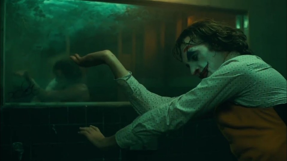 Joaquin Phoenix improvisó la escena del baile en el baño (Warner).