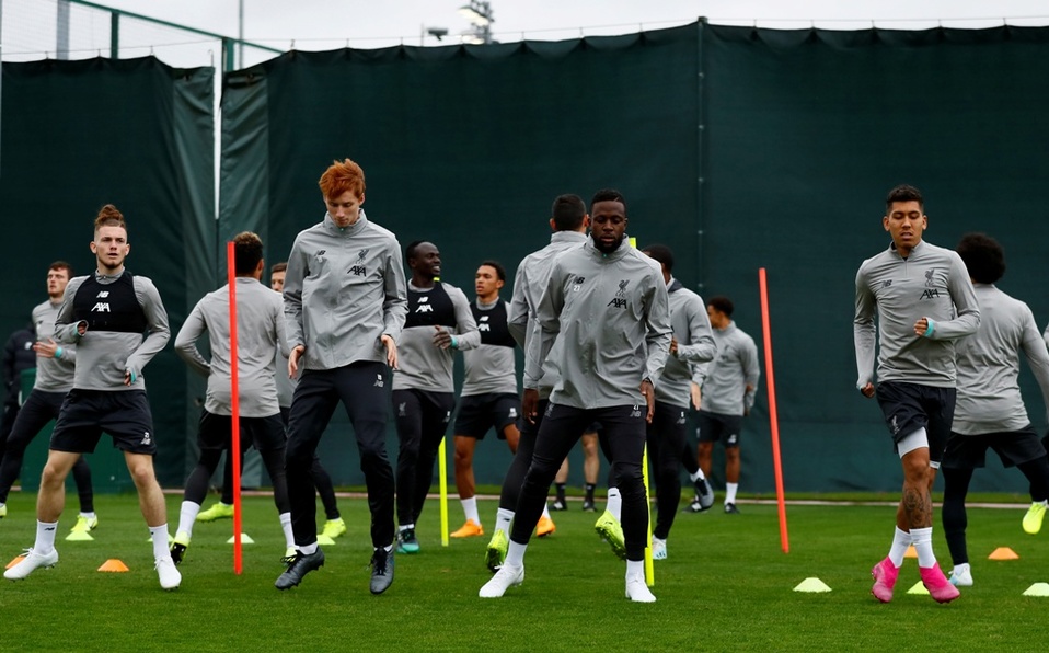 Jugadores del Liverpool entrenando (Reuters)
