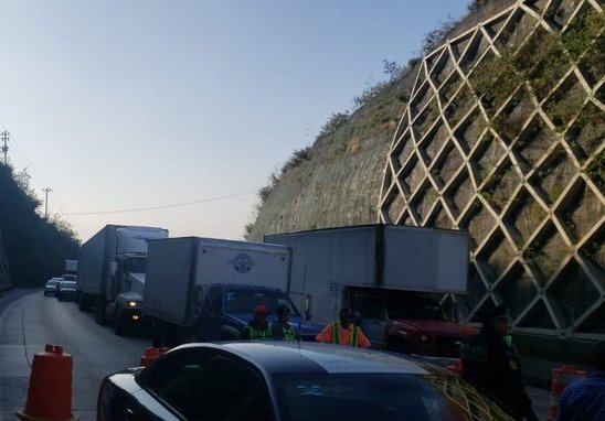 Manifestantes bloquean el kilómetro 71 de la autopista México-Querétaro. | Twitter Guardia Nacional carreteras