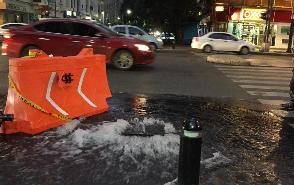 Desde temprano, miles de litros de agua se desperdician debido a la fuga. (Jorge Becerril)