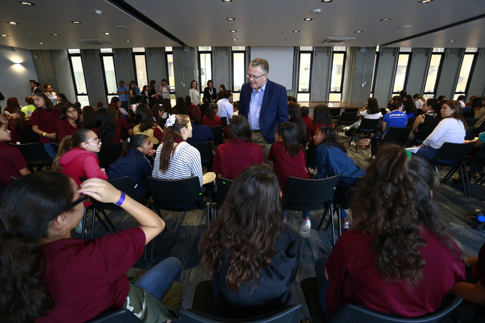 200 niñas asistirán a talleres de ciencia y tecnología.