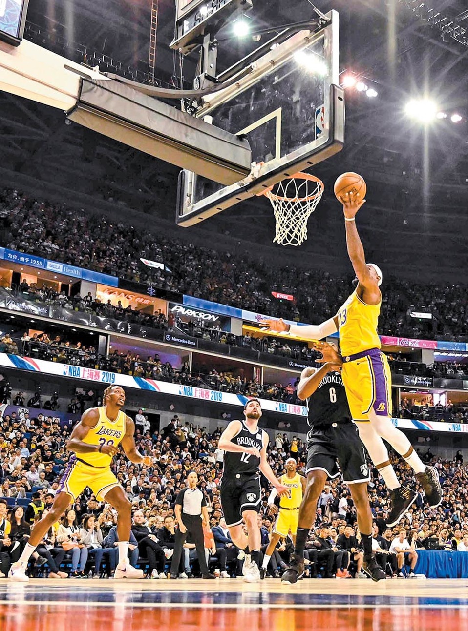 Pese a la polémica, hubo lleno en la arena para ver el Lakers-Nets. (Hector Retamal/AFP)
