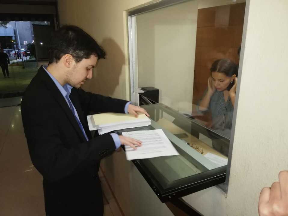 El representante legal de Jaime Rodríguez, Javier Náñez Pro, presentó un documento con mas de 200 hojas que aseguran no hubo anomalías en recolección 