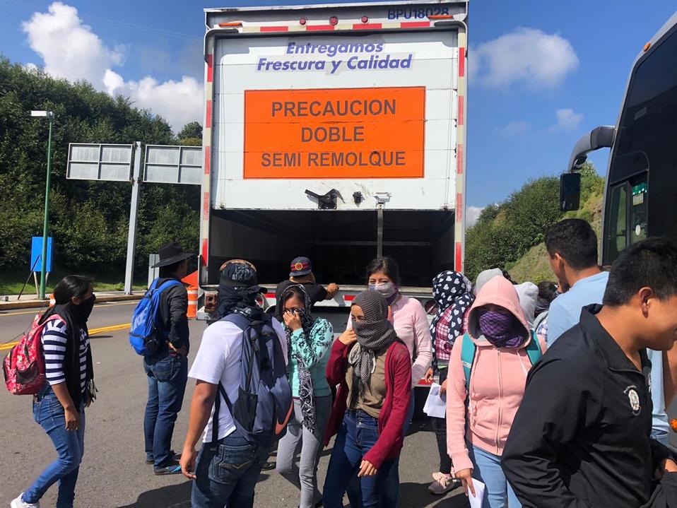 El retén inició a las 10:00 de la mañana cuando dos autobuses, uno de Futura y otro de AU llegaron hasta el lugar   (Abraham Reza)