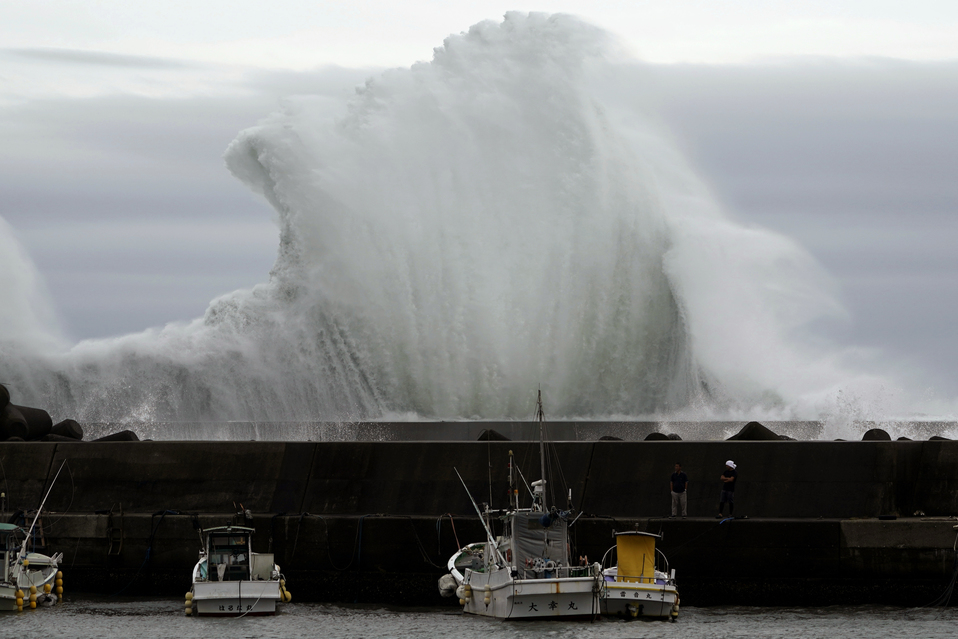 Buques pesqueros ante la llegada del tifón al puerto de Kiho, Japón. (AP)