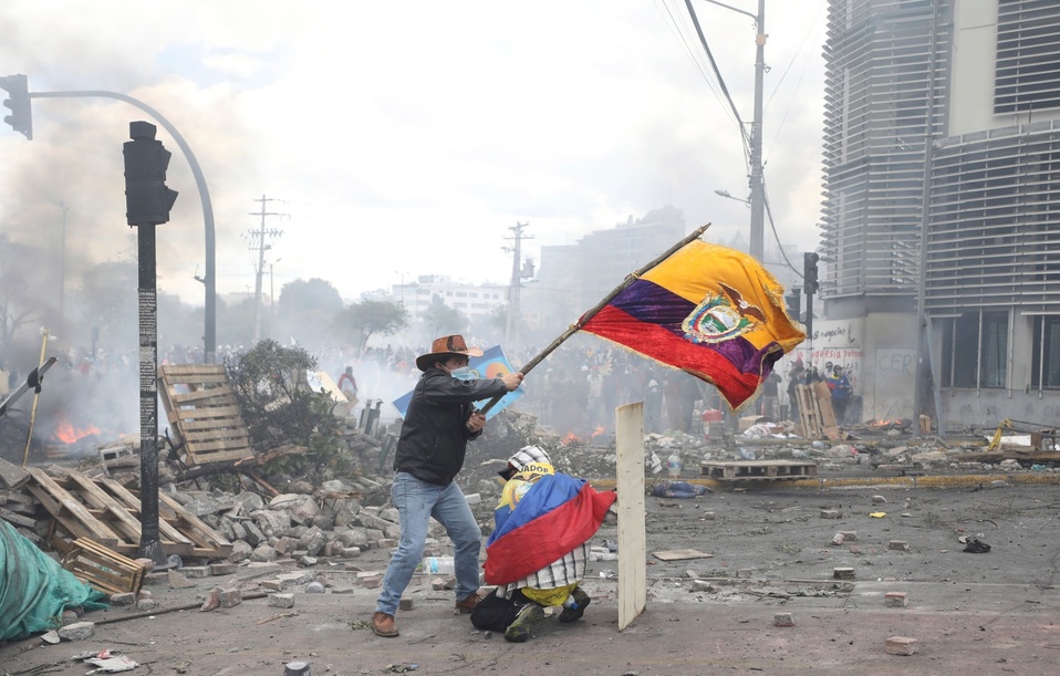 Humo, ladrillos tirados y pequeños incendios quedaron en Quito debido a los enfrentamientos. (AP)