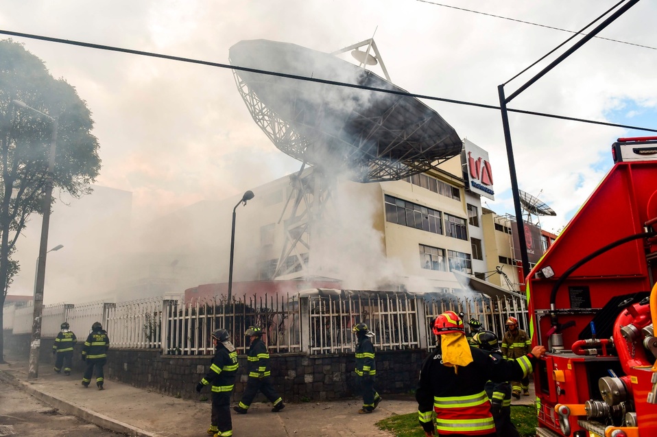 Las instalaciones de la televisora Teleamazonas fueron atacadas con bombas molotov. (AFP)