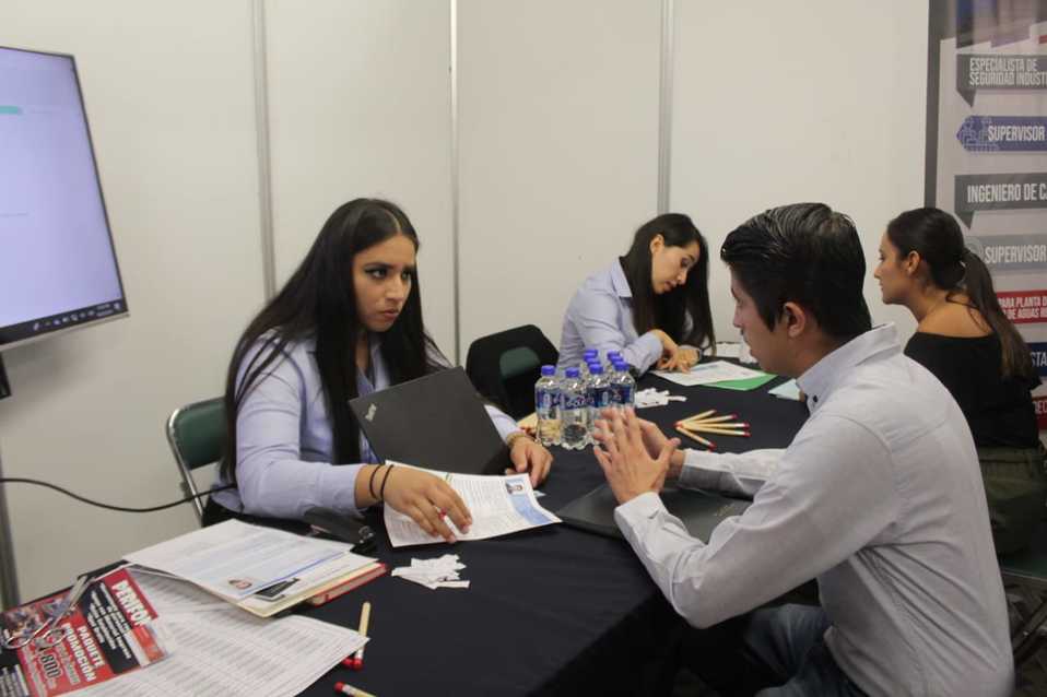 Jóvenes acuden a buscar trabajo a la feria del empleo