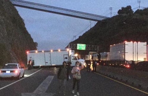 La unidad ocupa varios carriles. (Especial)