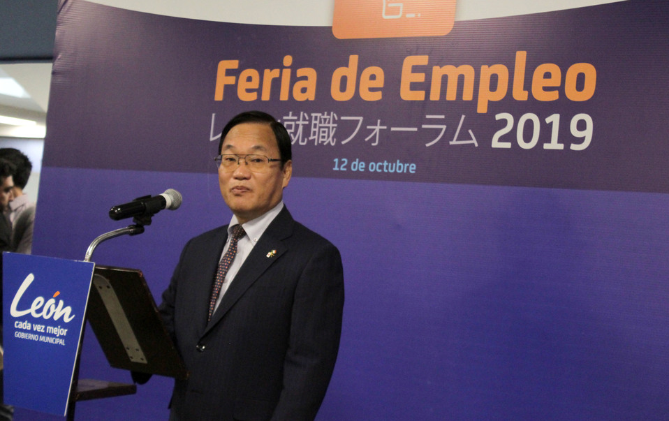 Osamu Houkida,  Cónsul de Japón en León.