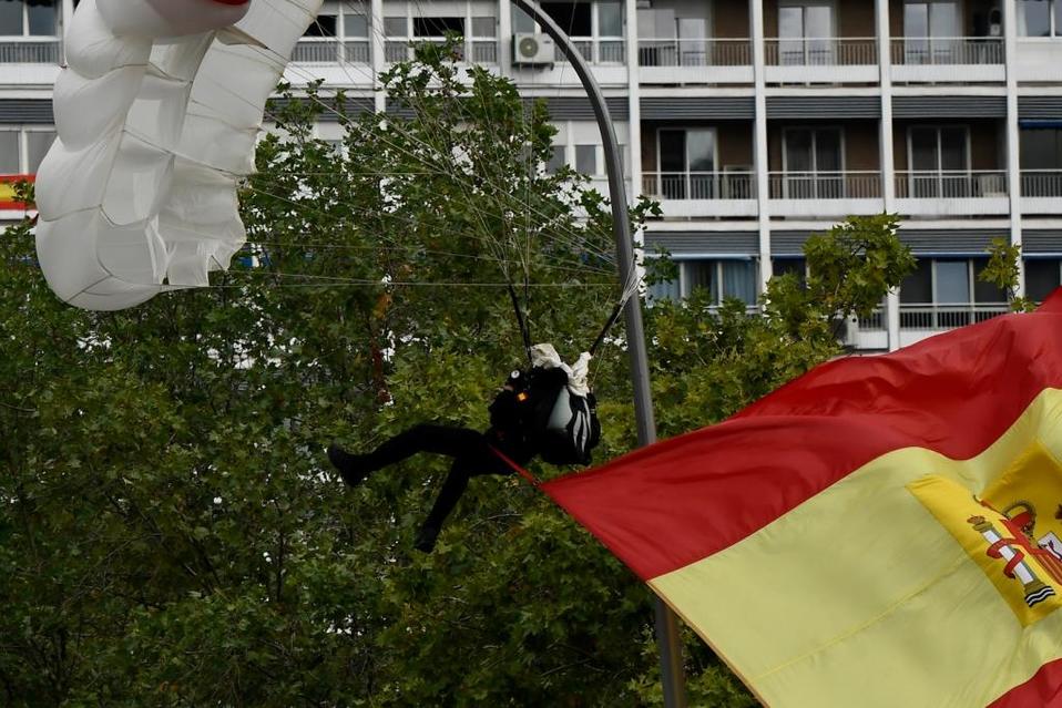Un paracaidista se quedó atorado en una farola durante festejos en España | AFP