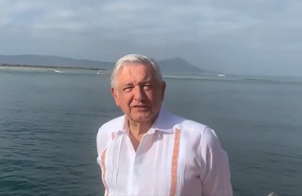 Andrés Manuel López Obrador durante su visita en Ensena, Baja California.