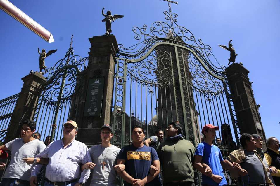 Católicos formaron cadenas humanas y oraban, frente el paso de las feministas (Andrés Lobato)